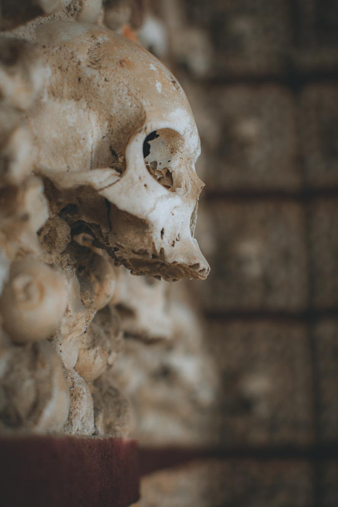 Totenschädel in der Kirche in Faro