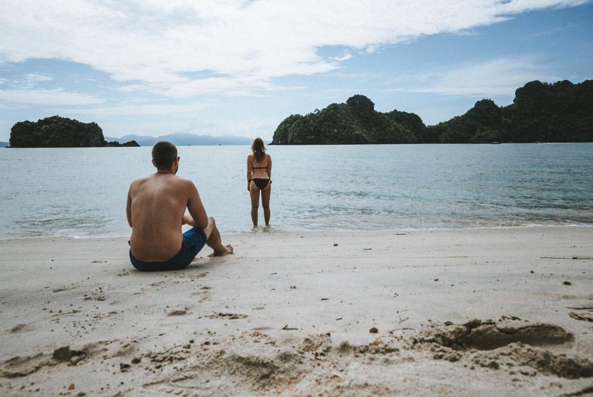 Der Pantai Tanjung Ruh erinnert an Thailand mit den Felsen