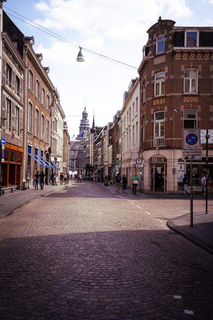 Die Straßen der Altstadt von Maastricht bei wunderbarem Wetter